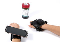 Las manos liberan el escáner del código de barras del QR Code, lector inalámbrico del código de barras del guante de Bluetooth